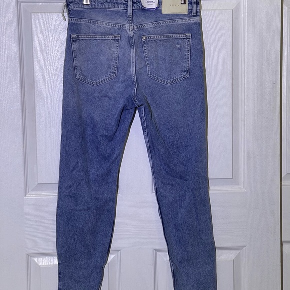 Blue jeans size is us6 - Picture 2 of 4